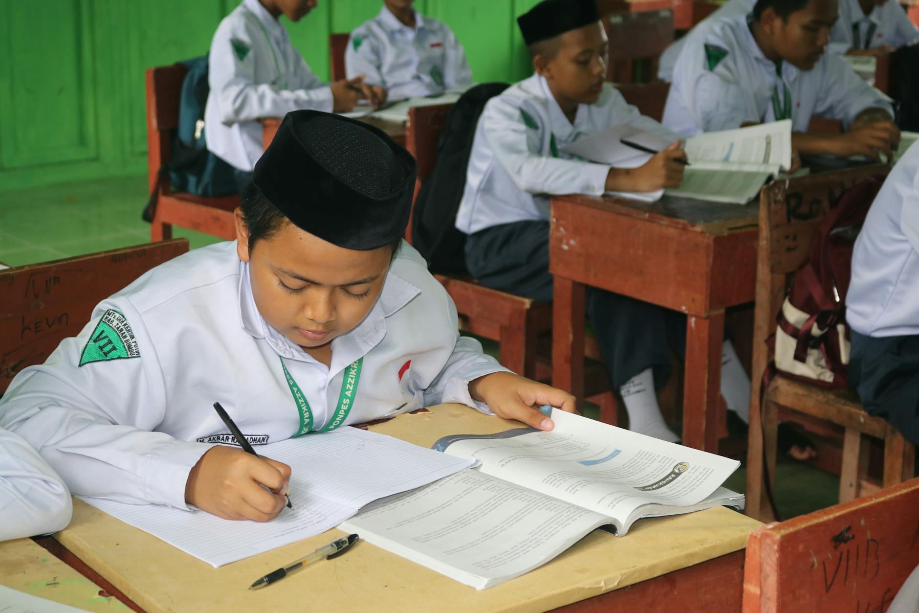 Ilustrasi pencegahan tindak pidana korupsi dengan menggambarkan seorang pejabat yang menolak suap dan memilih untuk berlaku adil serta transparan dalam pengelolaan keuangan negara.