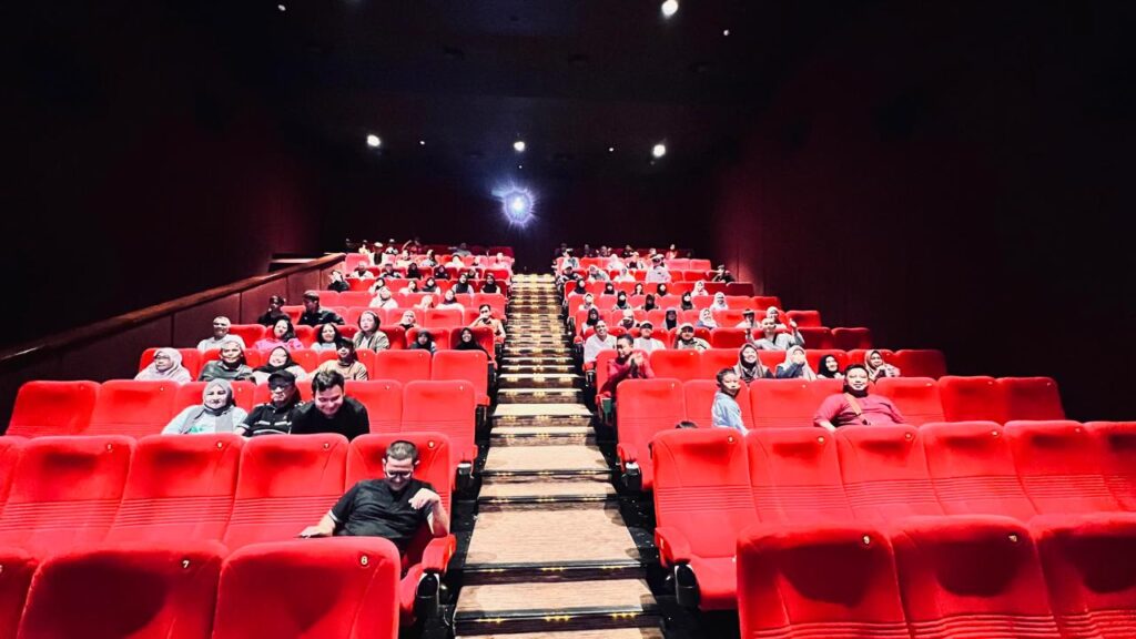 Keceriaan di Balik Layar: Momen Hangat Ariyo Wahab Nobar ‘Agak Laen’ Bersama Yayasan Rindang WhatsApp Image 2025 12 21 at 10.30.50