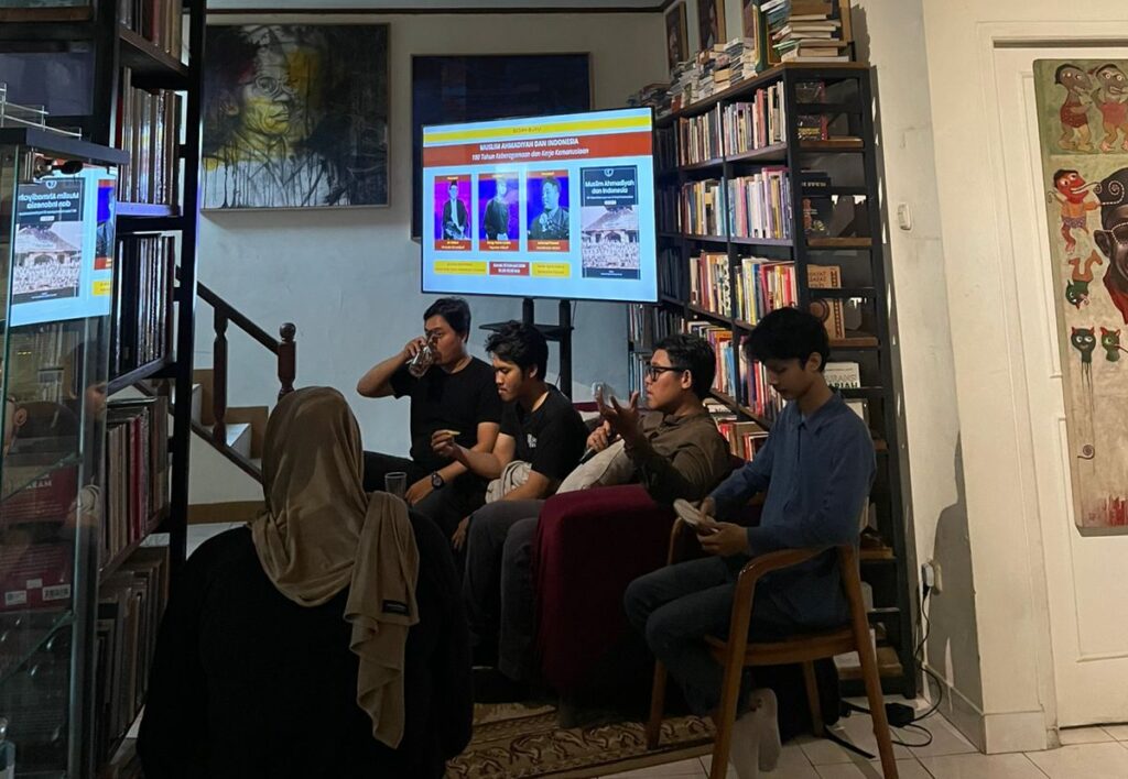 Diskusi Bedah Buku, Pemuda Ahmadiyah Paparkan Sejarah dan Kontribusi 100 Tahun di Ciputat WhatsApp Image 2026 02 14 at 09.37.54